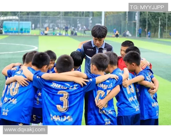 足球明星夜游酒吧挥洒汗水尽显球技与魅力的精彩瞬间